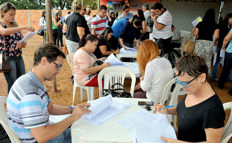 Na cerimônia foram assinados 84 contratos para a aquisição de novos apartamentos do Programa Minha Casa Minha Vida, faixa 2, Residencial Marte