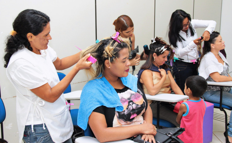 Os serviços de corte de cabelo e escova foram oferecidos pelos voluntários do Projeto Apoiando e Acreditando nas Famílias do Estado do Tocantins