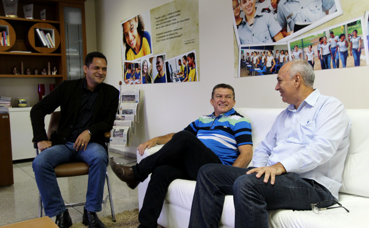 Adão Francisco e o superintendente de Esportes, Salim Milhomem (ao centro) discutirão o campeonato com os representantes dos clubes tocantinenses