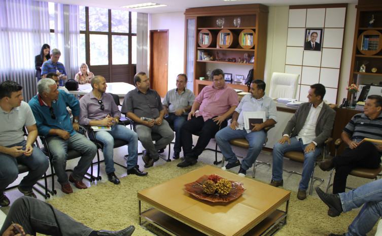 O encontro foi realizado no gabinete do secretário Adão Francisco e contou com representantes da Seduc, da FTF e dos clubes