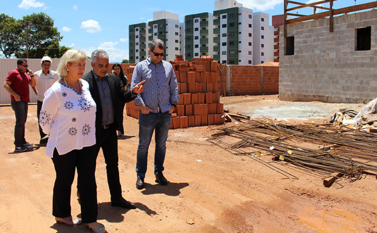 Secretária de Habitação de Mato Grosso do Sul, Maria do Carmo Lopes, confere obras do Programa em Palmas