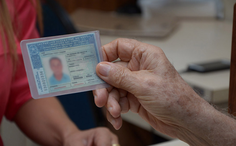 A suspensão CNH acontece quando o condutor ultrapassa a pontuação de 20 pontos permitidos por lei, no intervalo de 12 meses