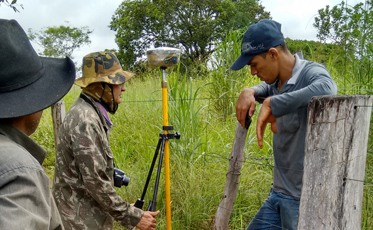 Estão sendo realizados trabalhos de campo para definir o perímetro total da área para, em seguida, serem demarcados os lotes de cada família
