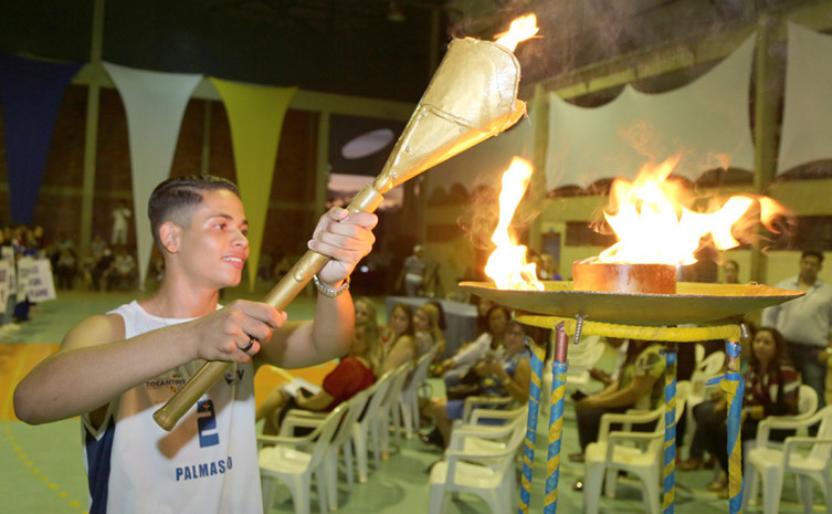 A pira olímpica, símbolo maior das competições desportivas, é acesa pelo aluno Douglas Bastos da Silva, do Colégio Estadual São José