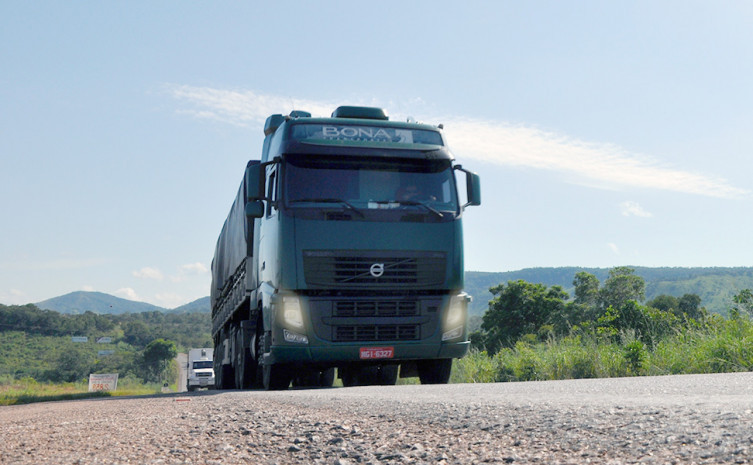 O uso do farol baixo durante o dia em rodovias passa a ser obrigatório no Brasil para todos os veículos