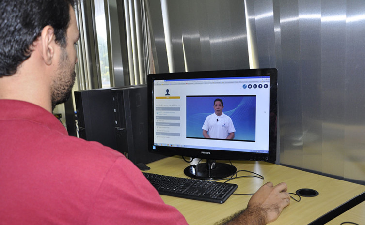 Os cursos são oferecidos pela Unicet na modalidade a distância, dando oportunidade aos servidores de todos os 139 municípios do Tocantins participarem das capacitações e dos cursos  