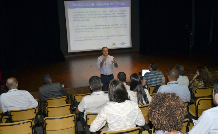 O técnico do Sebrae Nacional Adalberto Luiz ministrou palestra sobre  Sociedades de Garantia de Crédito