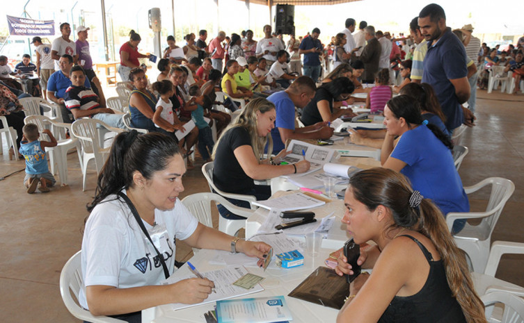 Dezenas de famílias realizaram o recadastramento imobiliário dos seus imóveis no Jardim Taquari, que teve início nesta terça-feira, 23