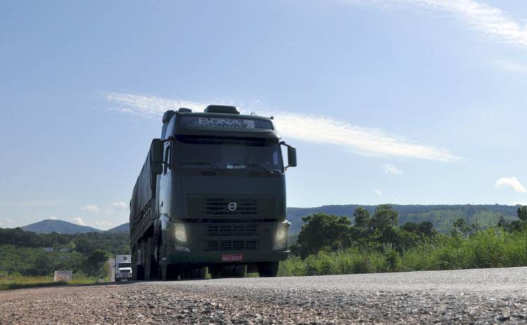 Não uso do farol baixo nas rodovias, antes da suspensão da lei, era considerado infração média
