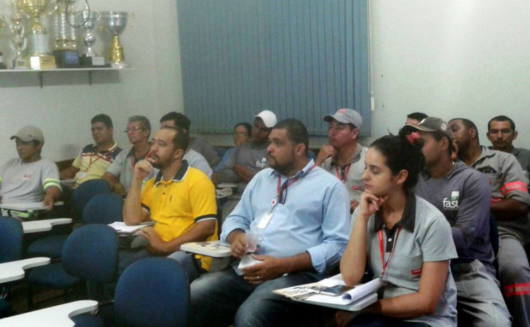 Cerca de 40 colaboradores da empresa Odebrecht-Saneatins participaram da palestra educativa sobre trânsito