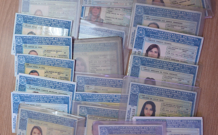 Para a retirada dos documentos, o dono deve comparecer à sede do Detran, portando um documento oficial com foto, que pode ser o RG, a Carteira de Trabalho ou o Passaporte