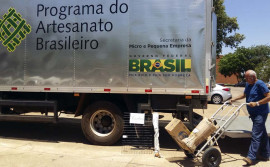 Mercadorias de artesãos são despachadas para a Feira de Artesanato Brasil Original