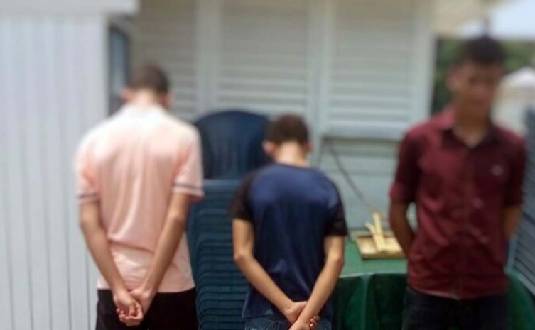 Em ação de patrulhamento na Praça dos Girassóis, um homem e dois adolescentes foram flagrados em uma tentativa de furto em um dos quiosques da Praça de Alimentação