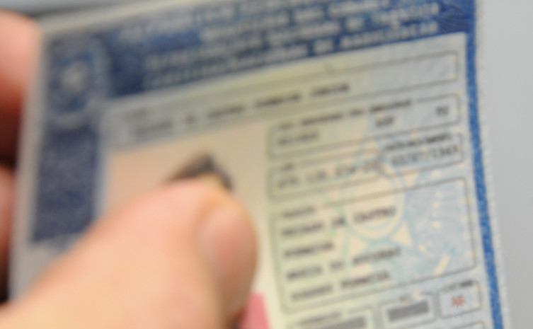 A CNH falsa apresentava papel diferente do oficial, além de não conter as marcas e símbolos obrigatórios