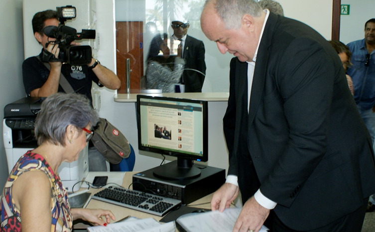 Documentos foram protocolados nesta quarta-feira