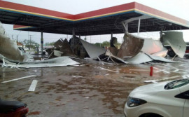 Corpo de Bombeiros presta atendimento em queda de estrutura de um posto de combustível 