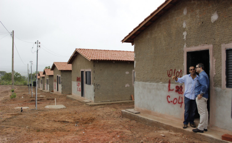 As casas entregues possuem dois quartos, banheiro, sala e cozinha conjugados