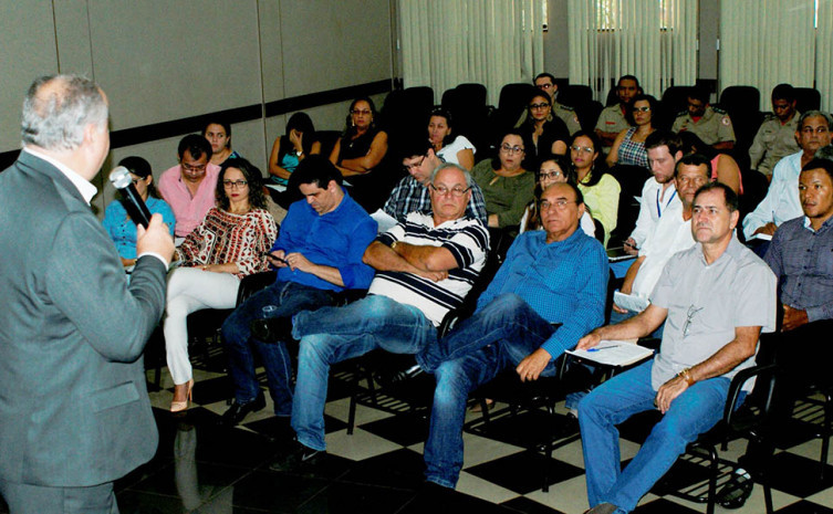 Secretário do Planejamento, David Torres, esclareceu dúvidas dos técnicos sobre o Decreto de Execução Orçamentária 2017. Foco é o equilíbrio entre despesas e receitas