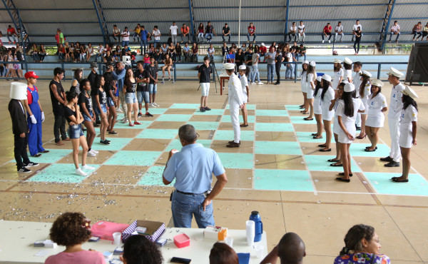 Escola da rede estadual promove “xadrez humano” como prática