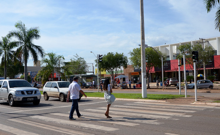 Pedestres que estiverem atravessando a via sobre as faixas de pedestres terão prioridade de passagem