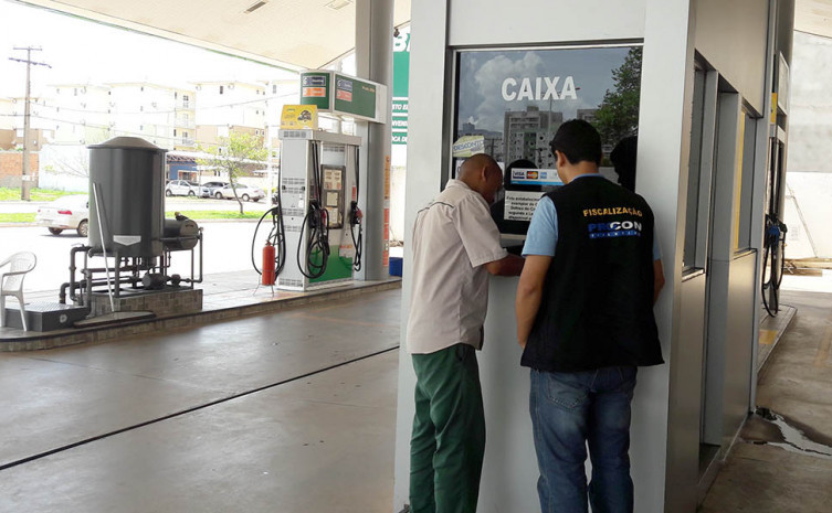 Num dos postos, onde foi registrado o maior aumento, o litro do produto passou de R$ 3,73 para R$ 3,98, ou seja, R$ 0,26 a mais por litro