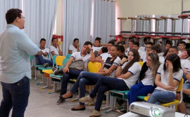 Técnicos do Procon  falam sobre direitos do consumidor para alunos da Capital