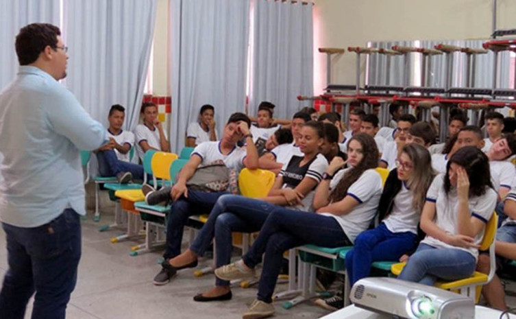 Durante o ano de 2016, aproximadamente 20 mil pessoas foram atendidas pela Gerência de Educação em todo o Estado