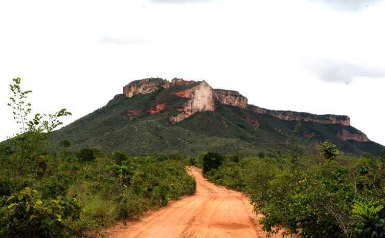 Bem próximo a São Félix do Tocantins, o turista já pode apreciar a esplendorosa Serra da Catedral, ponto marcante da paisagem