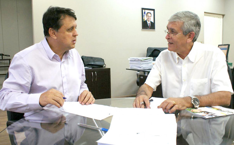 O secretário Alexandro de Castro e o empresário Marcelo Medrado durante assinatura de contrato