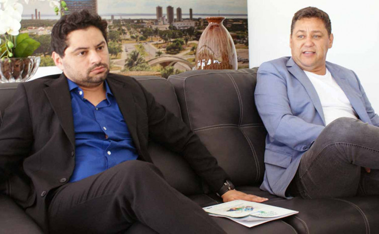 Lucas Patrick (E), coordenador no Tocantins do ID Jovem, e  Ricardo Ribeirinha (D), superintendente estadual da Juventude, discutem proposta para abranger todos os municípios tocantinenses na promoção dos direitos das políticas para a juventude