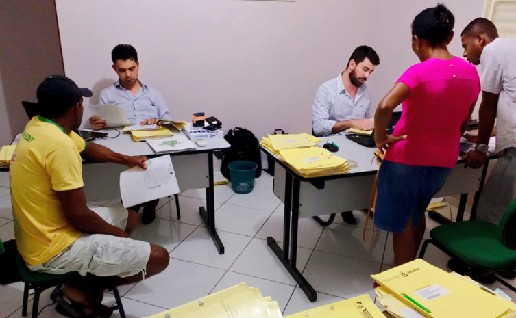 A regularização fundiária dos pequenos agricultores representa um passo decisivo na construção da cidadania, concretizando um direito garantido pela legislação