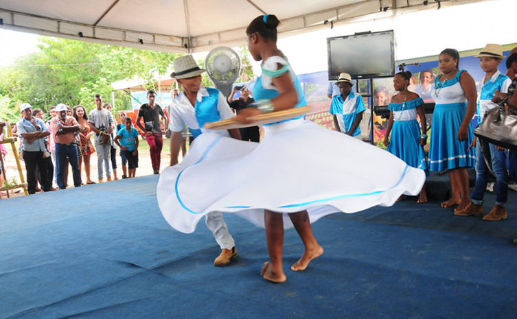Com apresentações de danças típicas das comunidades tradicionais tocantinenses adolescentes de Silvanópolis animaram visitantes da Agrotins