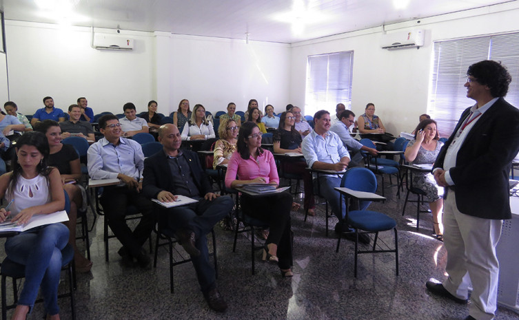 Agentes da Fundação Procon-SP fazem apresentação do material didático, produzido pela Fundação e doado ao Procon-TO, para auxiliar no trabalho das escolas