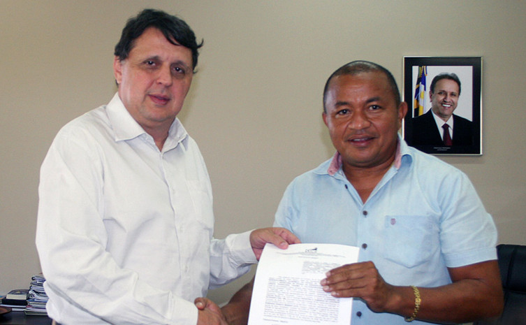 Alexandro de Castro e Raimundo Nonato logo após a assinatura do contrato