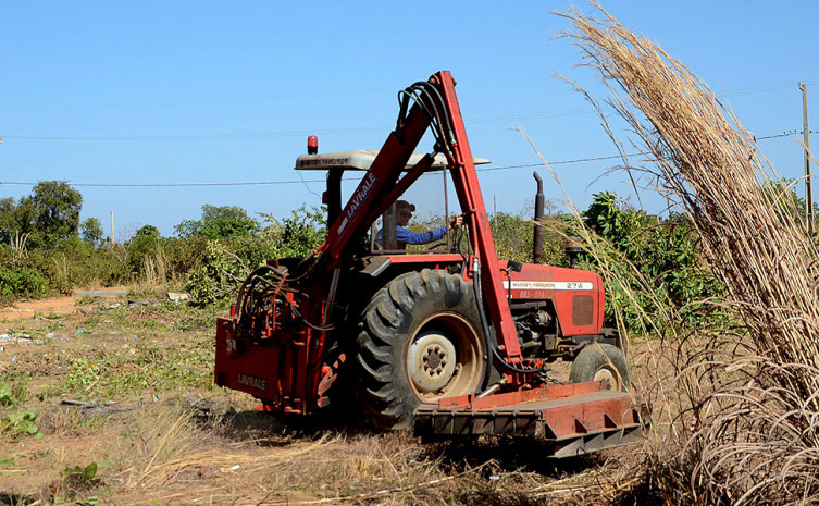 Finalidade é evitar que o mato alto provoque queimadas nesse período de estiagem e danifique as instalações elétricas e hidráulicas que foram instaladas