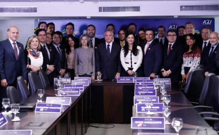 Procurador Geral do Estado, Sergio do Vale (E), participou da solenidade de assinatura que contou com a presença do Presidente Michel temer