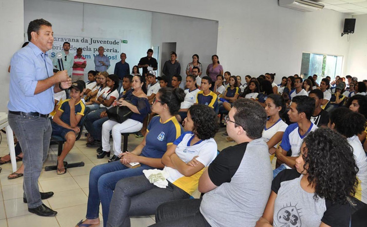 São ministradas plestras de conscientização sobre as consequências do uso de drogas, do consumo excessivo do álcool e cuidados com a saúde