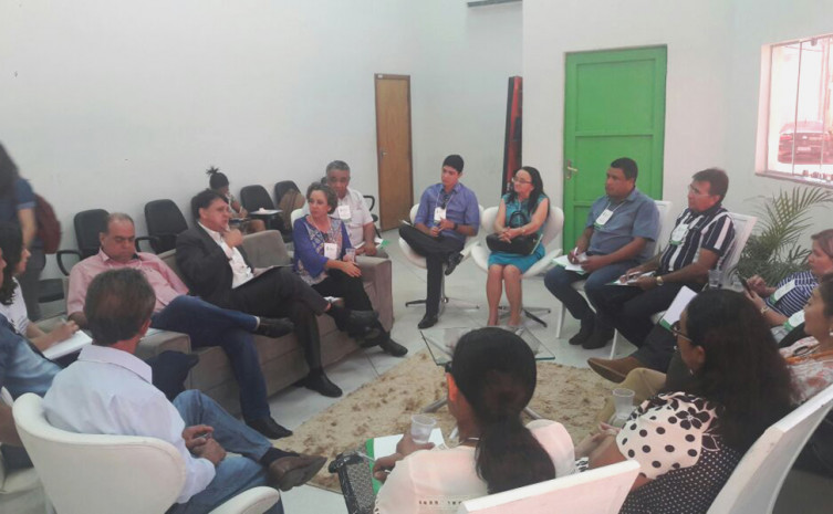 Secretário Alexandro de Castro em reunião com prefeitos da região sul em Gurupi