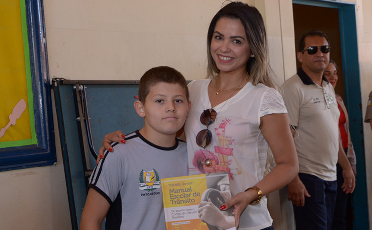 Na ação, mais de dez mil Manuais Escolares de Trânsito foram distribuídos nas escolas