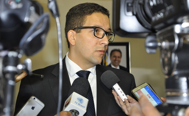 O secretário de Estado da Administração, Geferson Barros, ressaltou que o pagamento da data base é mais uma prova de que o governo, com planejamento e respeito ao servidor, está honrando o seu compromisso
