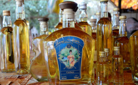 Produtores de cachaça artesanal da região dos Azuis comemoram primeiro grande lote de vendas
