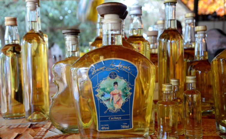 A Dama dos Azuis, primeira cachaça produzida em cooperativa, se prepara para ganhar mercado regional e nacional