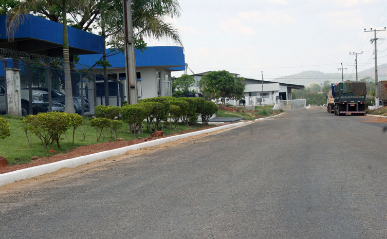 A reconstrução de  39.928,80 m²  de pavimentação asfáltica, drenagem e meios-fios, vão facilitar o trânsito no interior do distrito