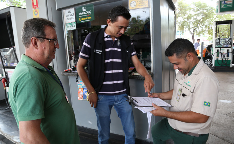 Fiscais do ProconTO durante fiscalização na Capital - Admir dos Anjos (1).JPG
