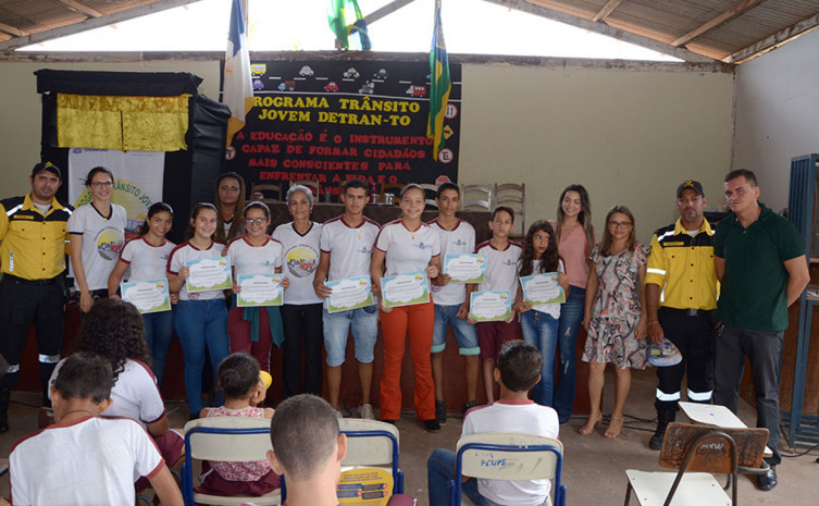 Detran visa melhorar o relacionamento entre pedestres e condutores, promovendo atividades educativas em escolas do Estado