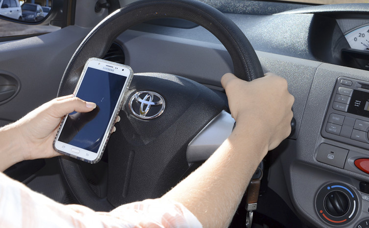 Um estudo feito pelo Ministério dos Transportes aponta que o tempo de reação aumenta para 35% quando o condutor está utilizando um celular