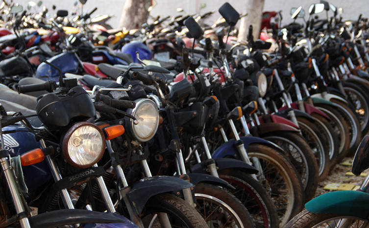 Serão leiloados 343 lotes compostos por carros, motos e sucatas