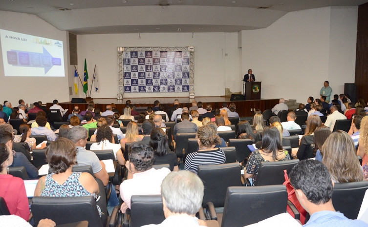 O palestrante Silvio Figueiredo, Diretor do Departamento de Assuntos Fundiários Urbanos do Ministério das Cidades , deu explicações sobre o que pode mudar com esta nova lei