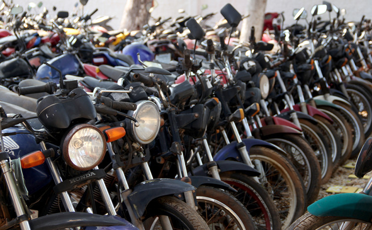 Leilão oferece 443 lotes que compreendem motocicletas e carros apreendidos, veículos oficiais e sucatas