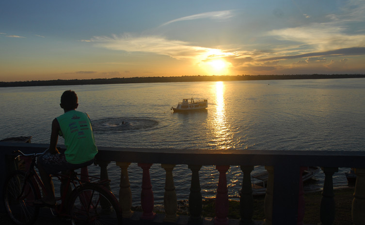 Além das praias de água doce banhadas pelo rio Araguaia, Araguatins também é conhecida  pelo famoso por do sol 